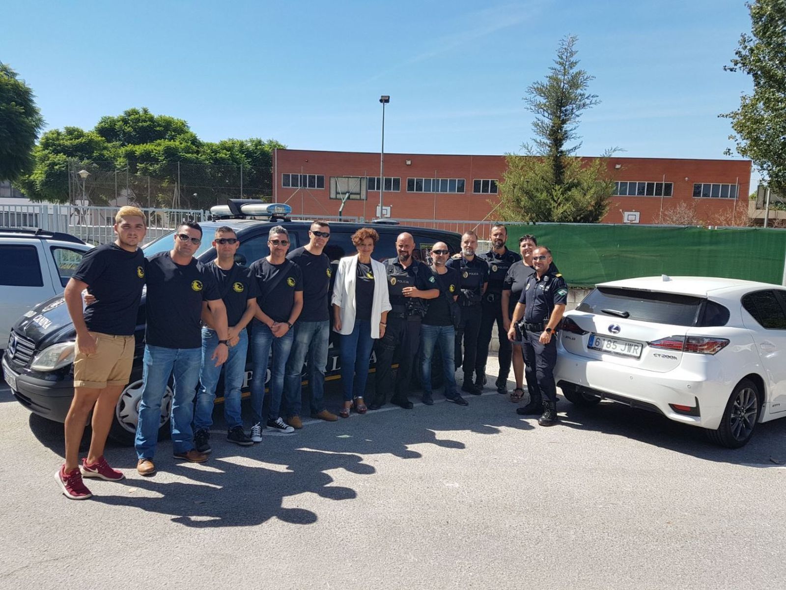 La concejala, con miembros de las Unidades Caninas de Málaga y Vera.