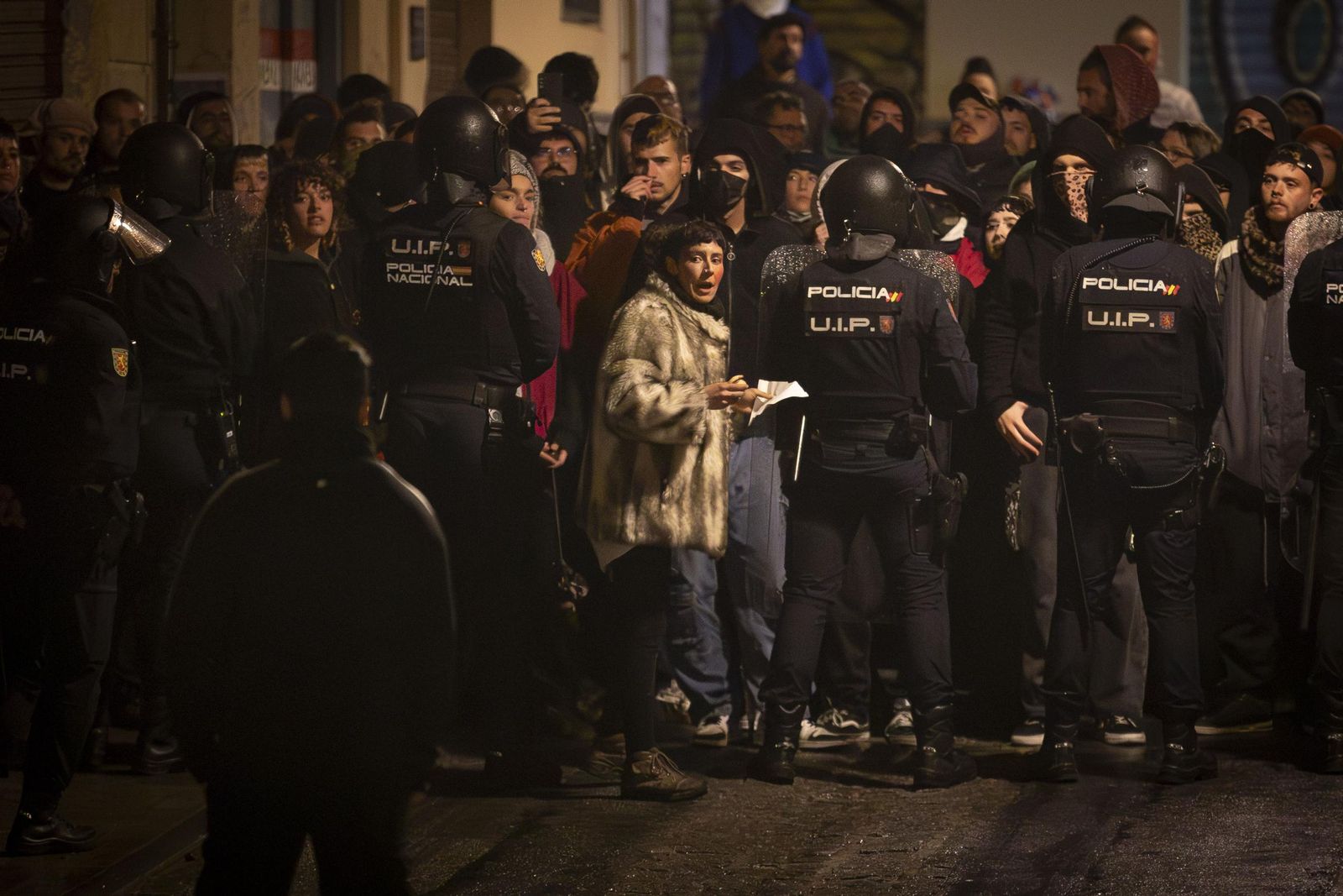 Todas las imágenes: una okupa trepa con cuerda para acceder al piso ocupado en Granada