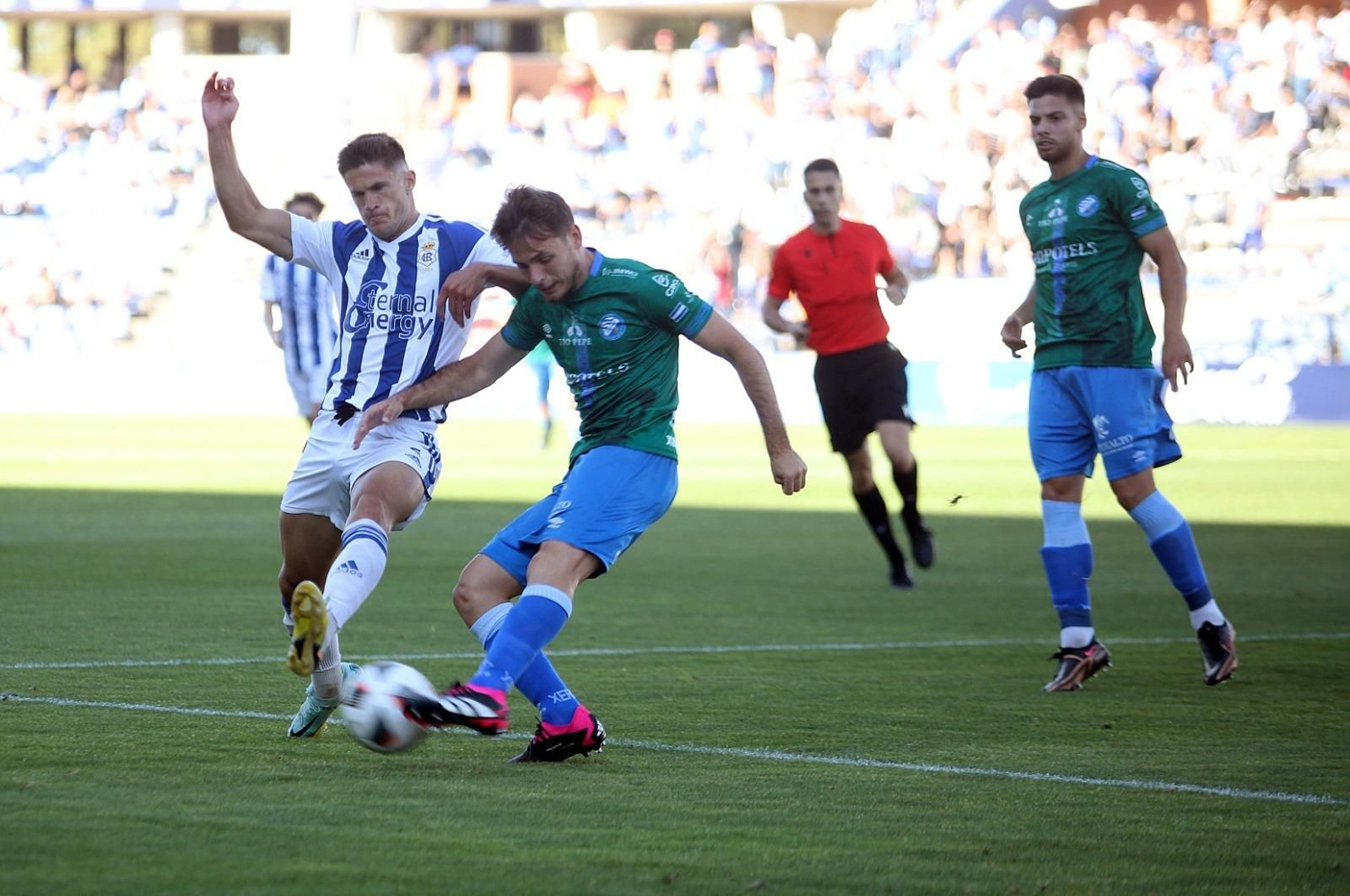 Sergio Chinchilla pelea por el balón sobre el terreno de juego.