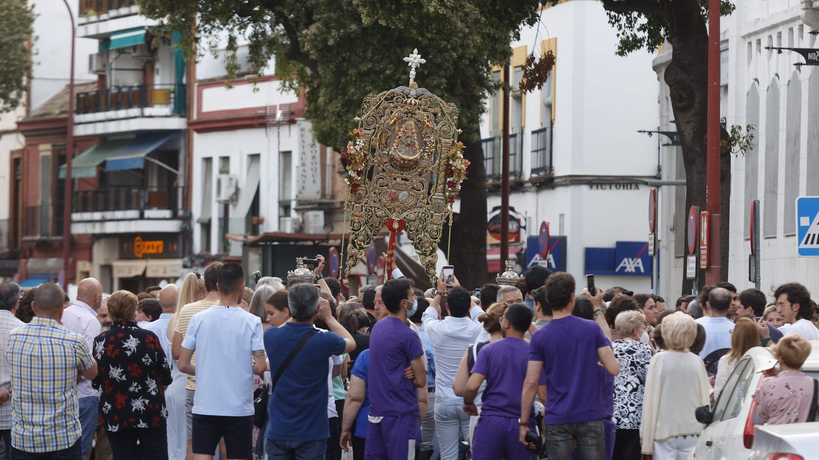 El Simpecado en la calle Pagés del Corro.
