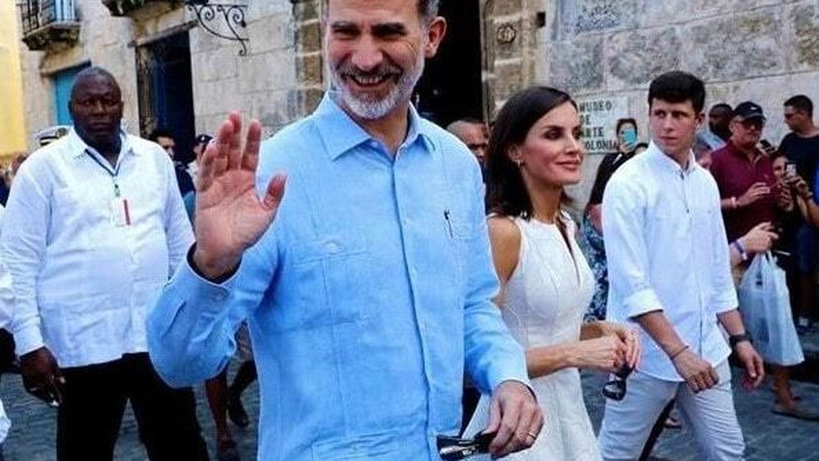 Con camisa 'guayabera' azul claro, en una visita oficial.