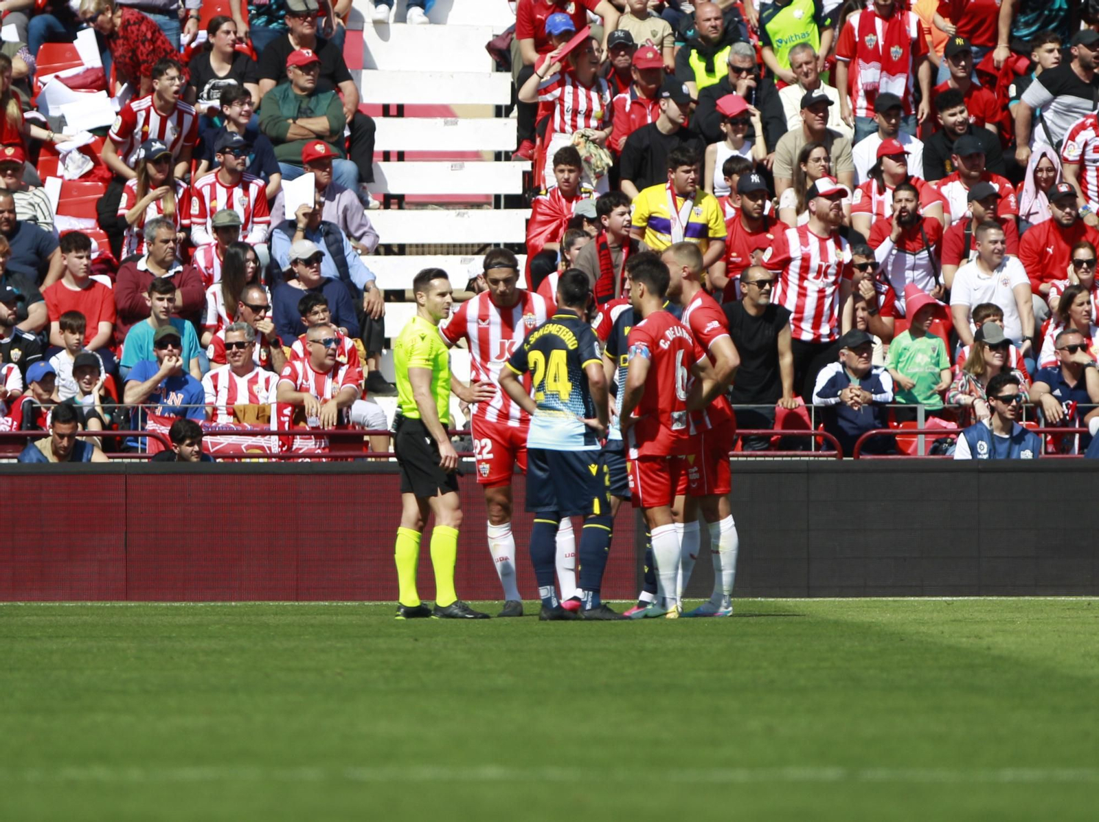Imágenes del partido de la Liga Santander U.D. Almería-Cádiz C.F.