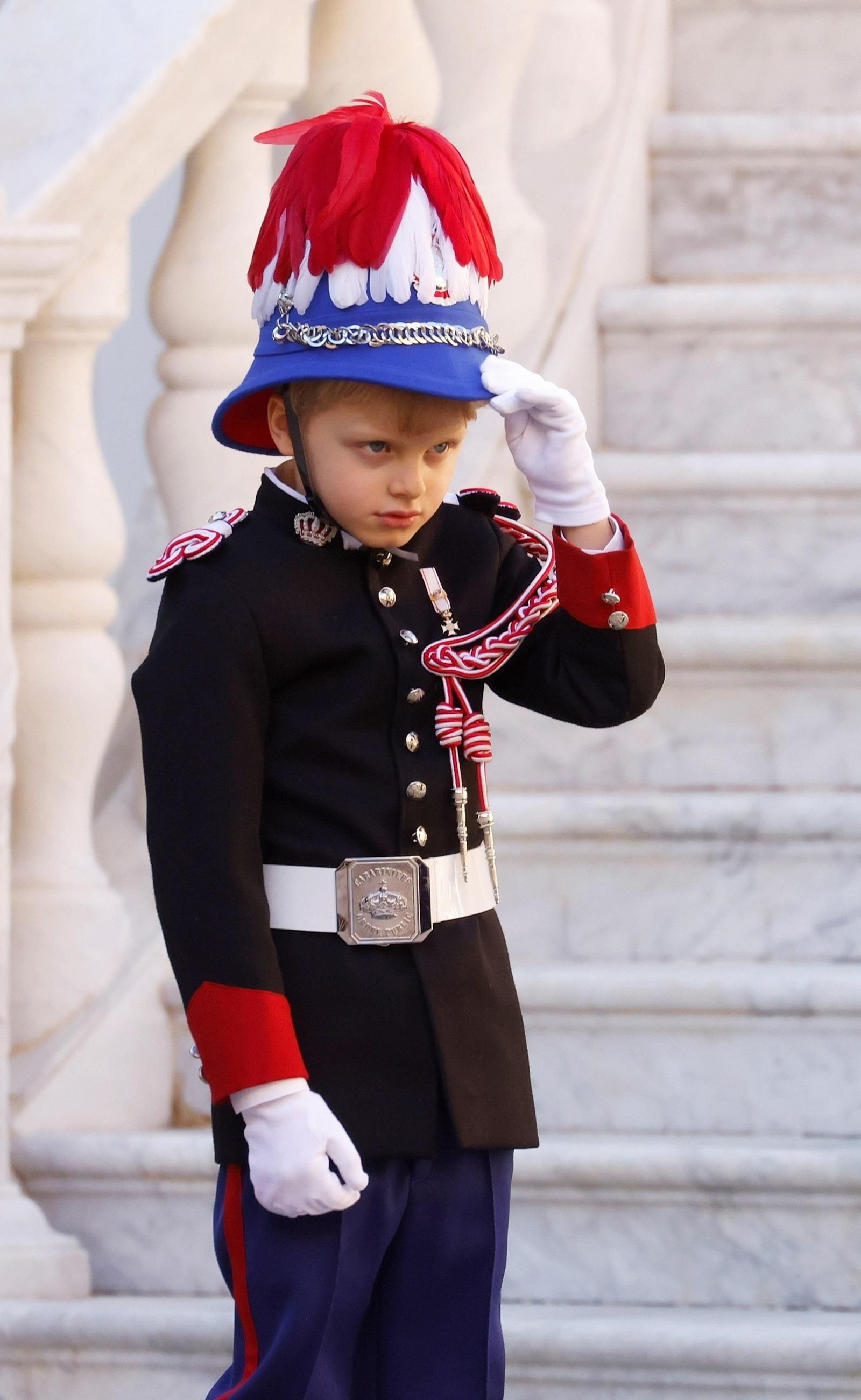 Jacques vestía a juego con su padre el uniforme oficial del Principado.