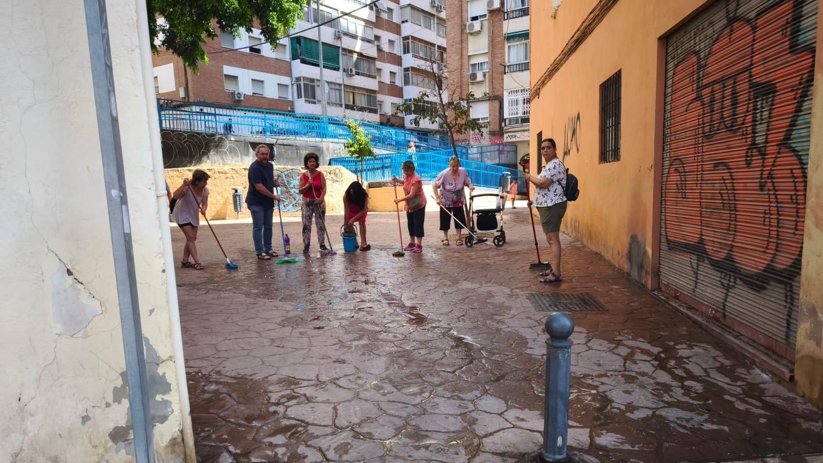 Vecinos limpiando una plazas en el barrio de Miraflores Vecinos limpiando una plazas en el barrio de Miraflores