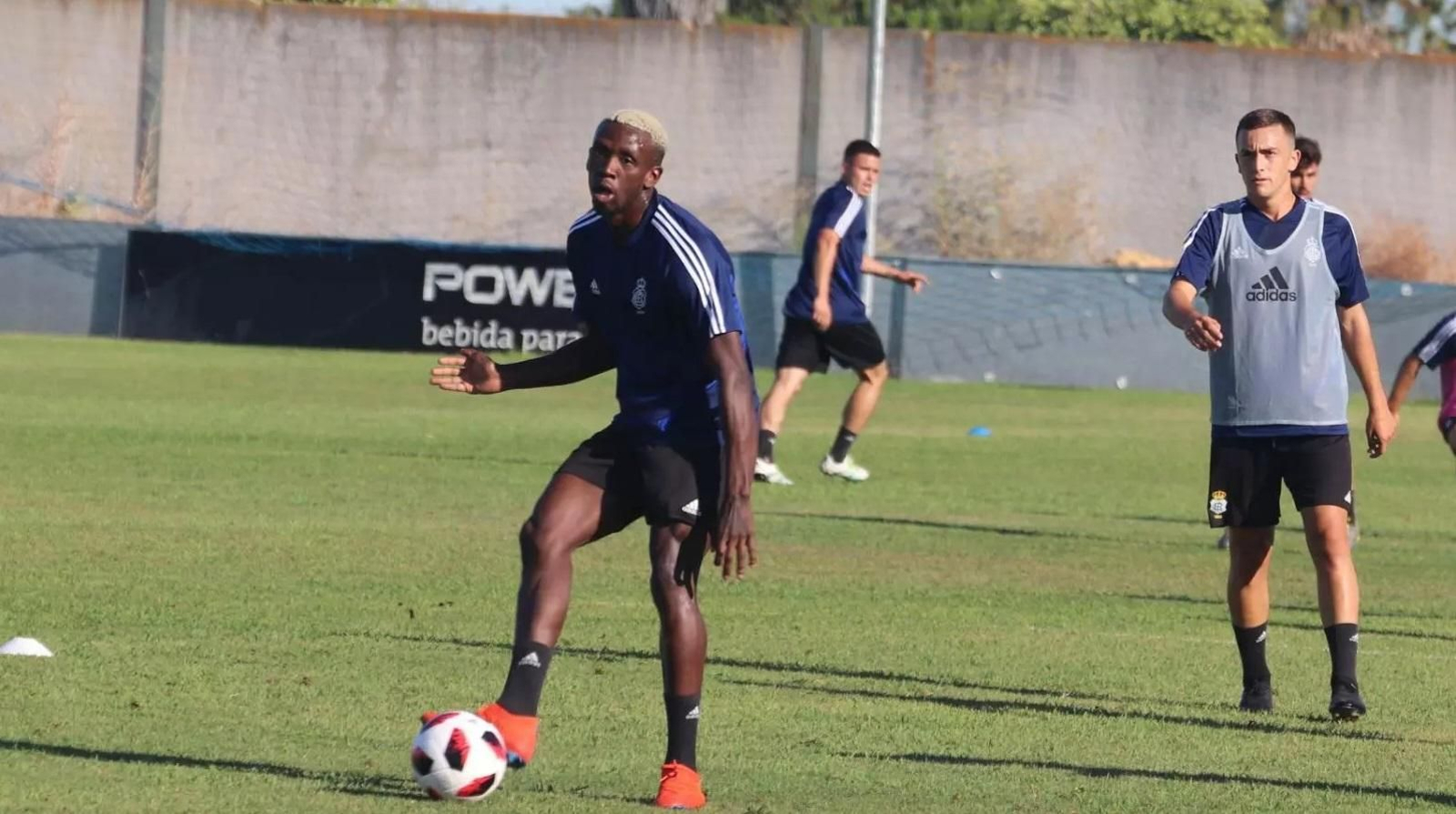 Emaná, en uno de sus entrenamientos con el Recre en el verano de 2019 a las órdenes de Alberto Monteagudo.