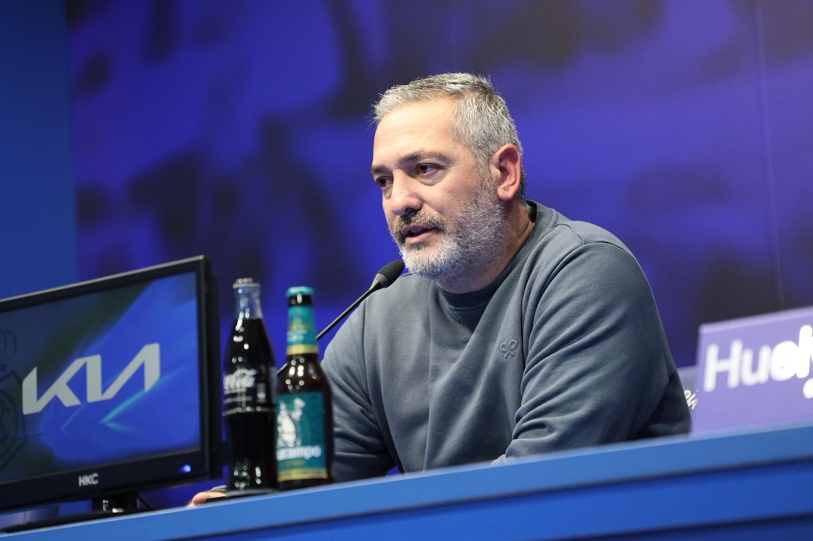 Arzu en una rueda de prensa.