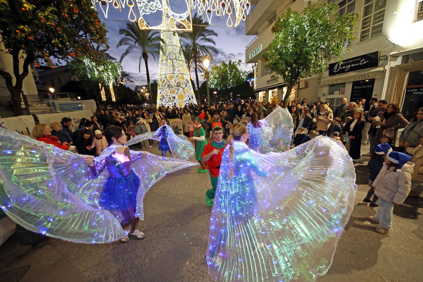 Imágenes del pasacalle navideño de Acoje por el centro de Jerez