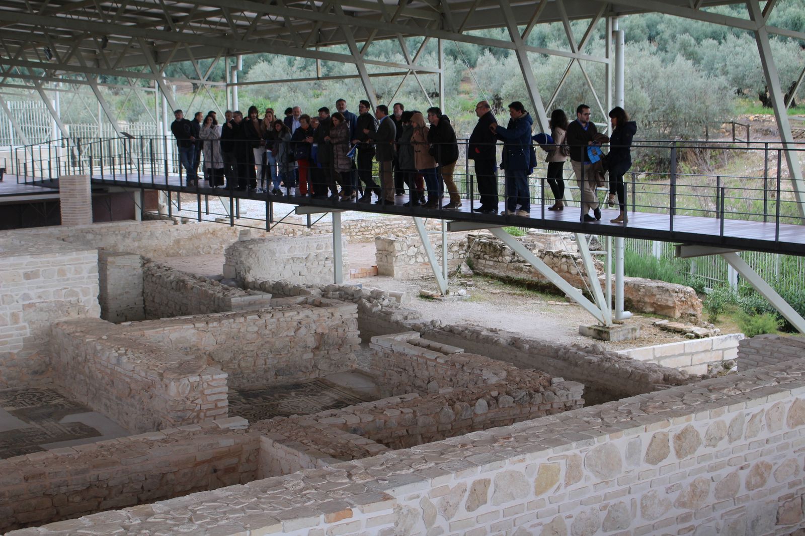 Visitantes al yacimiento arqueológico de Fuente Álamo.