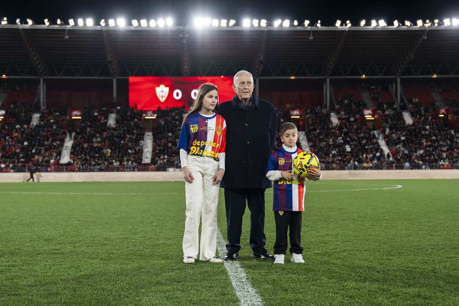 Fotogalería del partido homenaje a Guillermo Blanes entre los veteranos de la UD Almería y el FC Barcelona