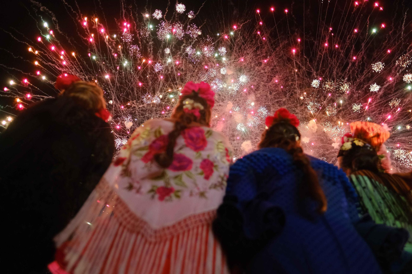 Damas goyescas observando los fuegos artificiales