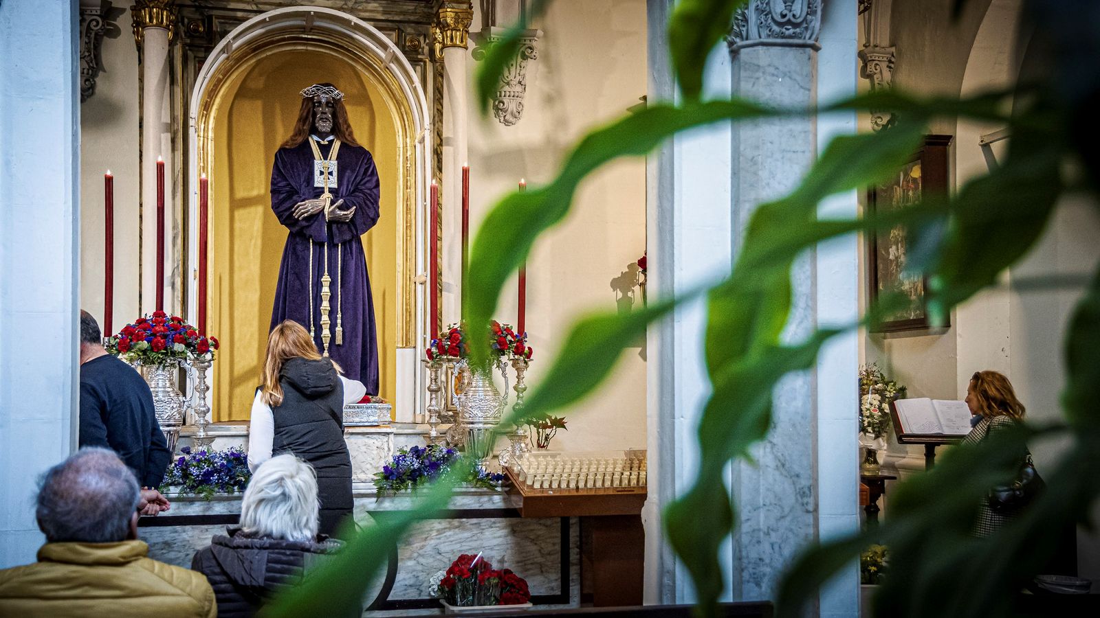 Devotos en torno a Jesús de Medinaceli, en el altar que provisionalmente preside en la iglesia de San Antonio.