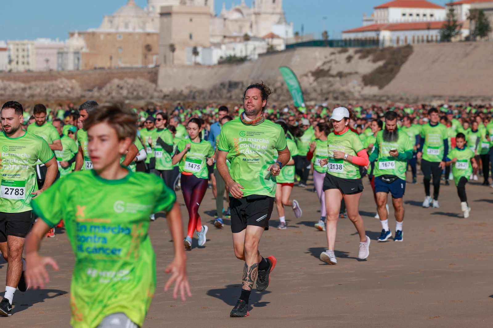Búscate en las fotos de la XI Carrera en Marcha Contra el Cáncer de Cádiz