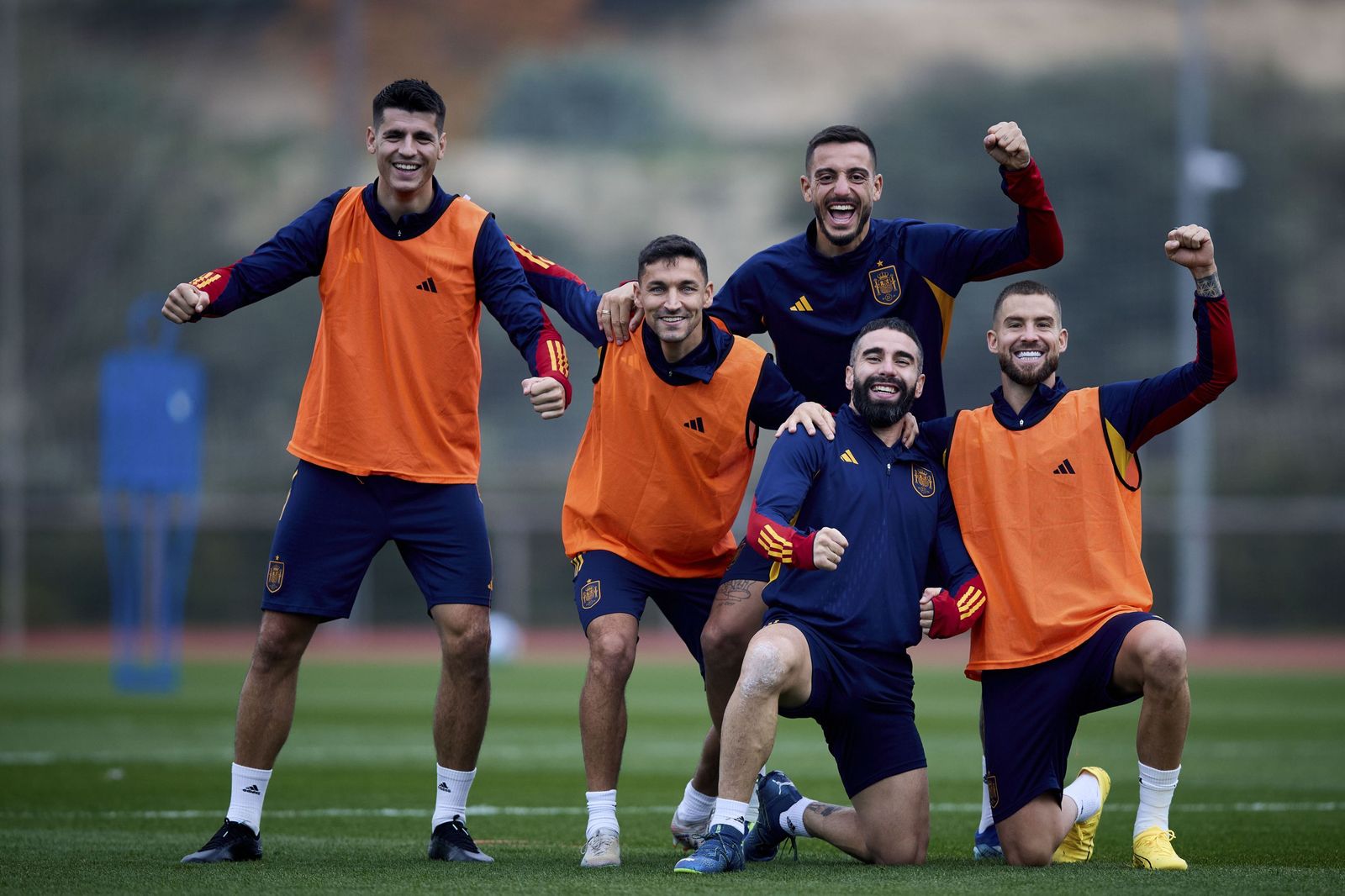 Jesús Navas, sonriente junto a varios compañeros en el entrenamiento de la selección.
