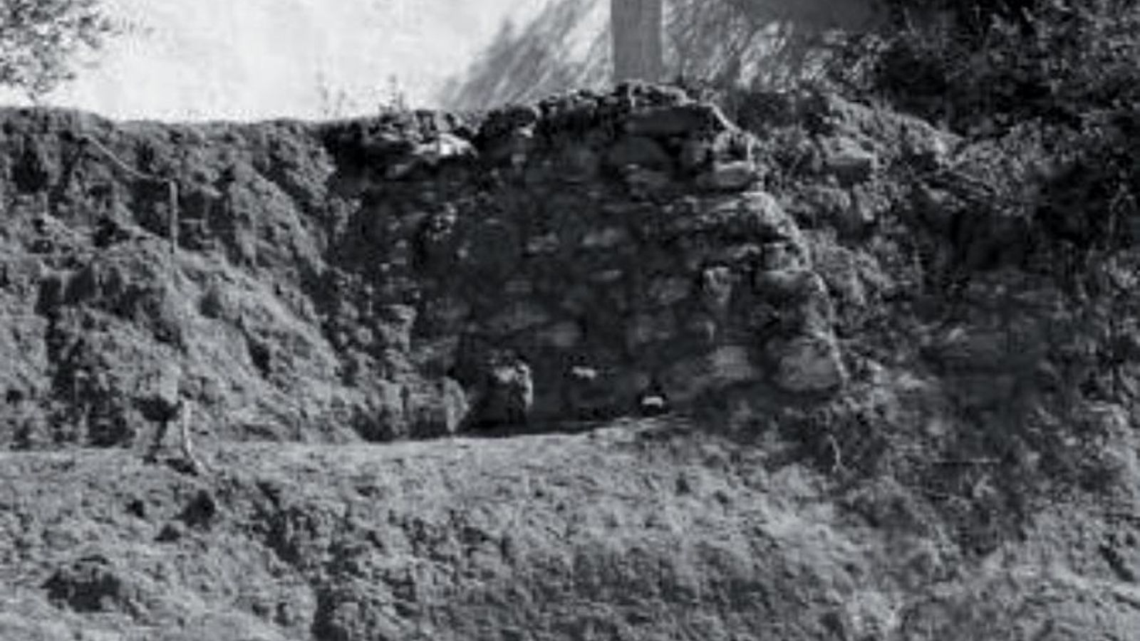 Restos de la muralla de la factoría fenicia de Cerro del Prado, en el año 2003 (fotografía publicada por Lourdes Roldán Gómez).