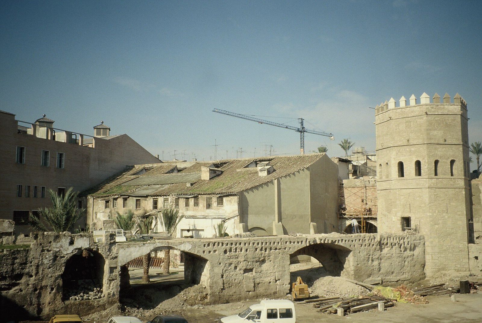 Los huecos aparecidos en la muralla podrían corresponder a la entrada de hipotéticas atarazanas almohades.