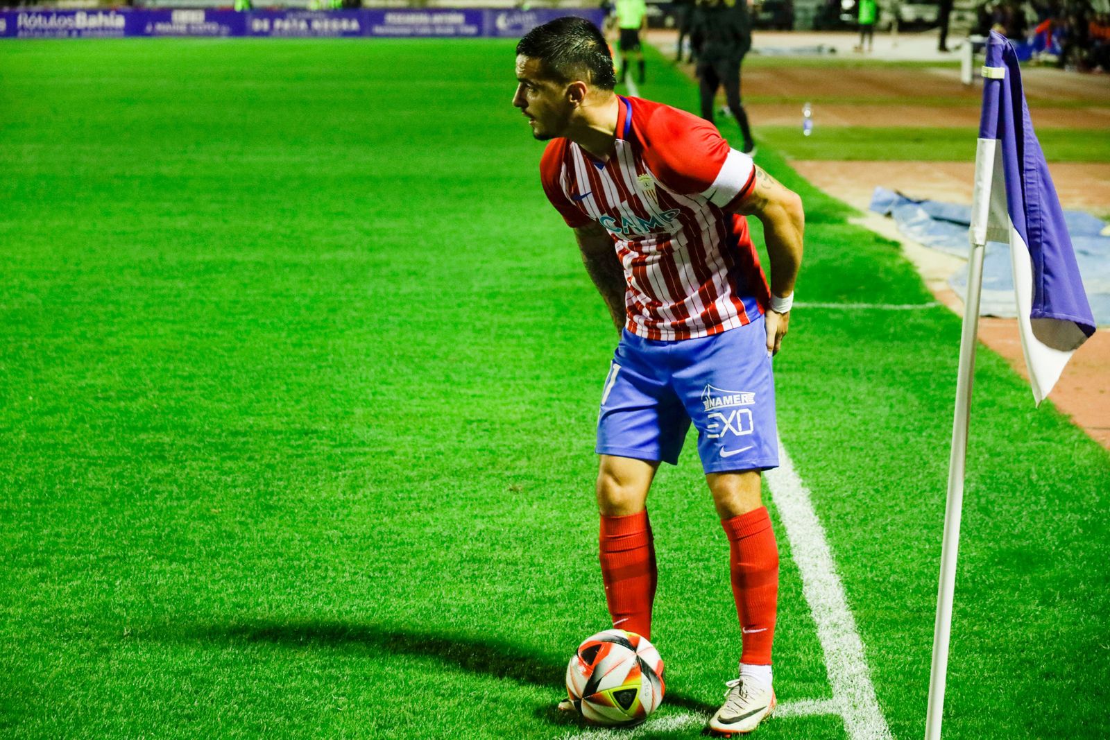 Tomás se dispone a sacar un córner en San Fernando.