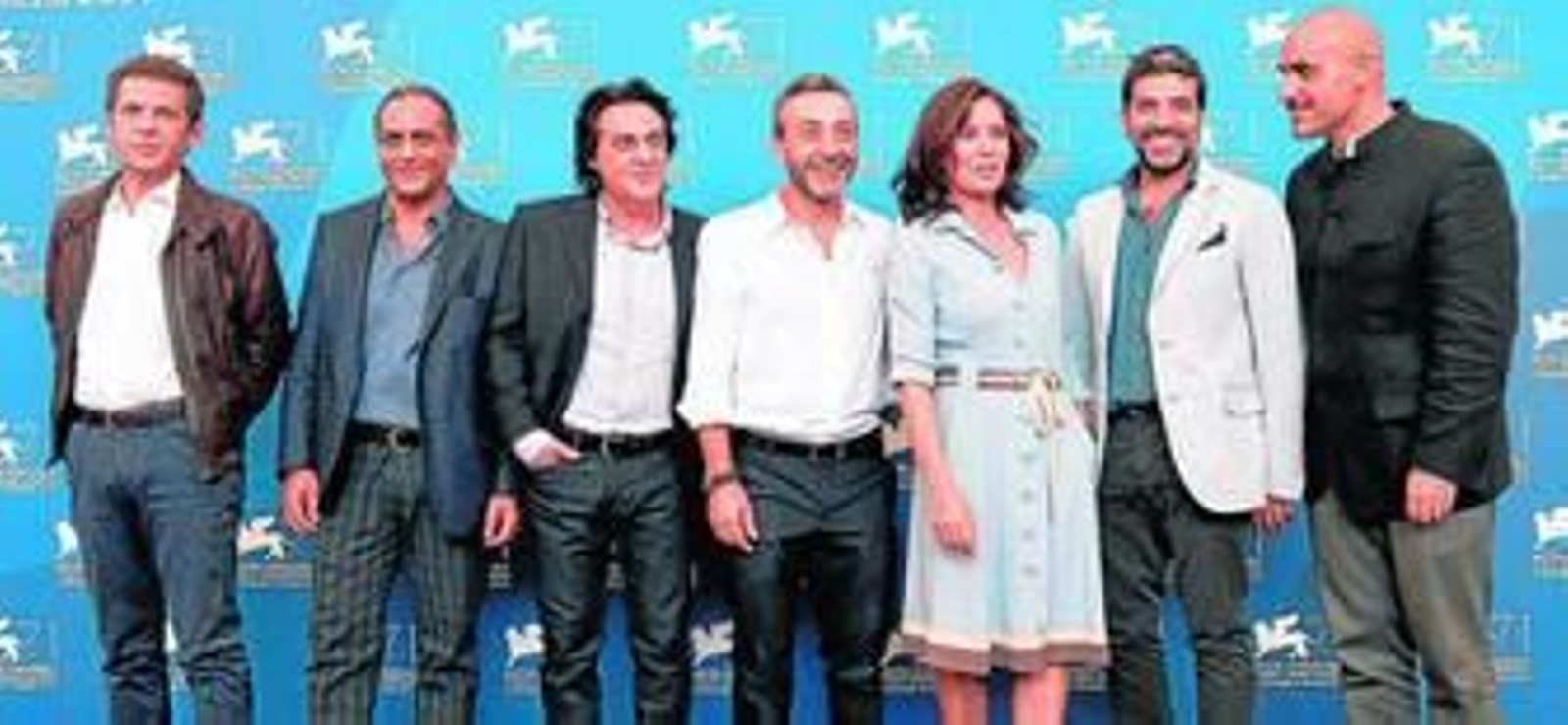 La directora italiana Sabina Guzzanti, junto al reparto de su última película, convertida ayer en protagnista del Festival de Venecia.