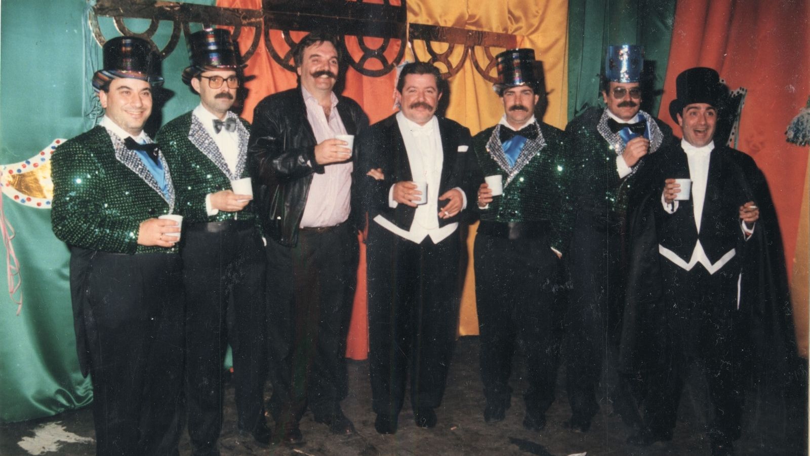 El primero por la izquierda con varios componentes y los autores del coro ‘Vamos a la ópera’.