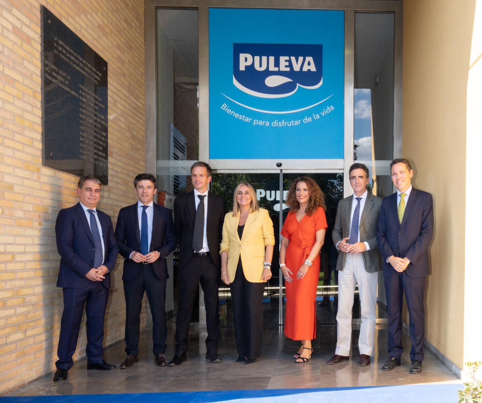 Imagen de la visita de Carazo a la fábrica de Granada.