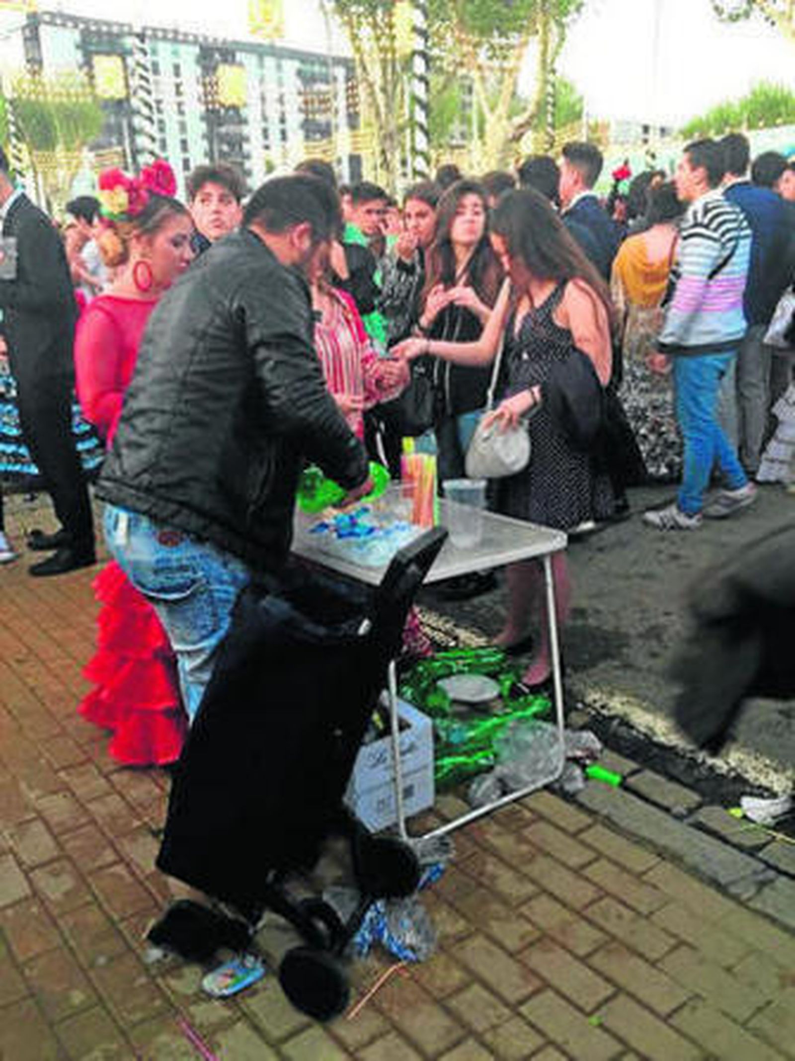 Venta ambulante de bebidas alcohólicas en la Feria a plena luz del día