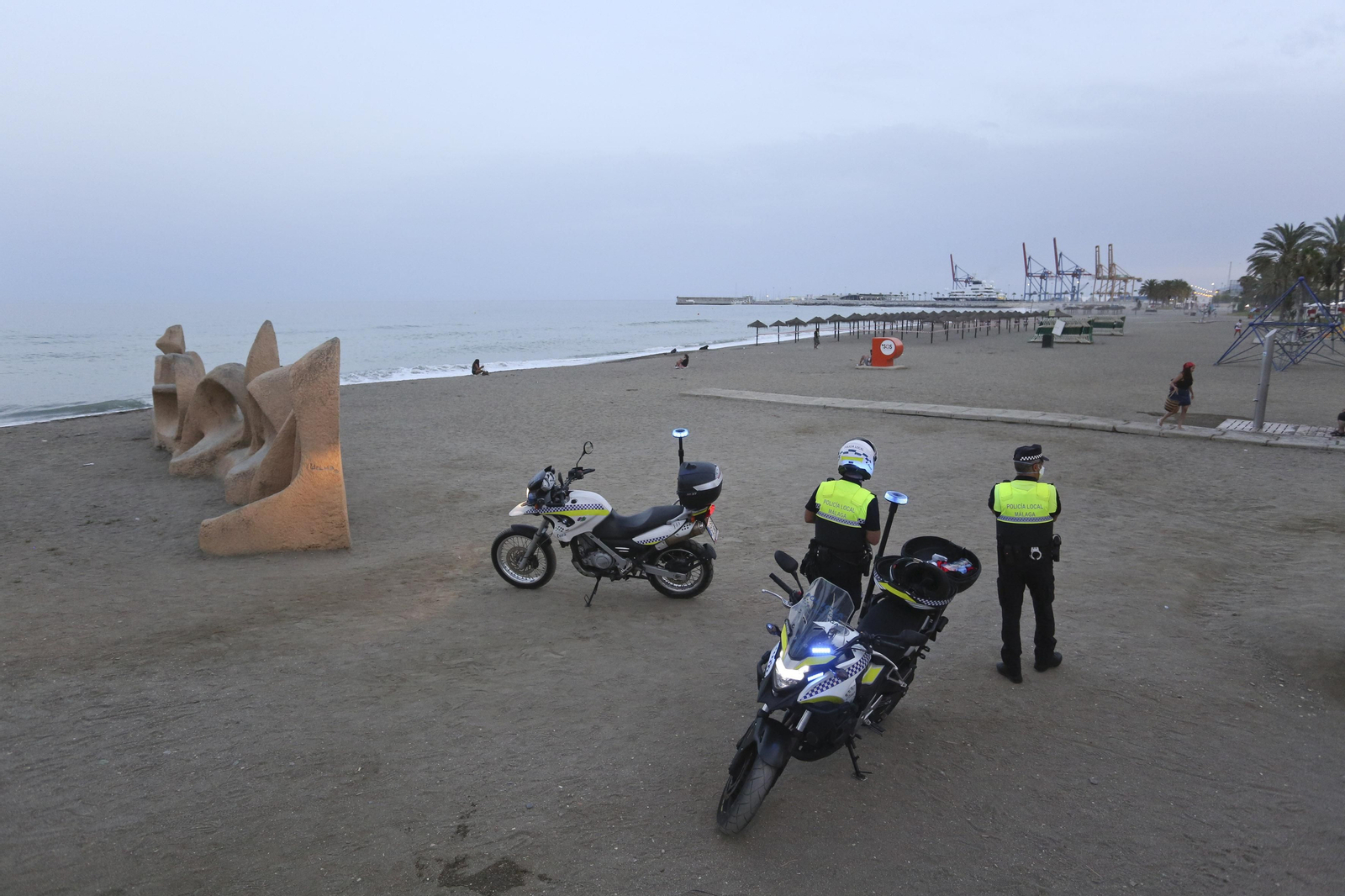 Solitaria noche de San Juan en las playas de Málaga, en fotos