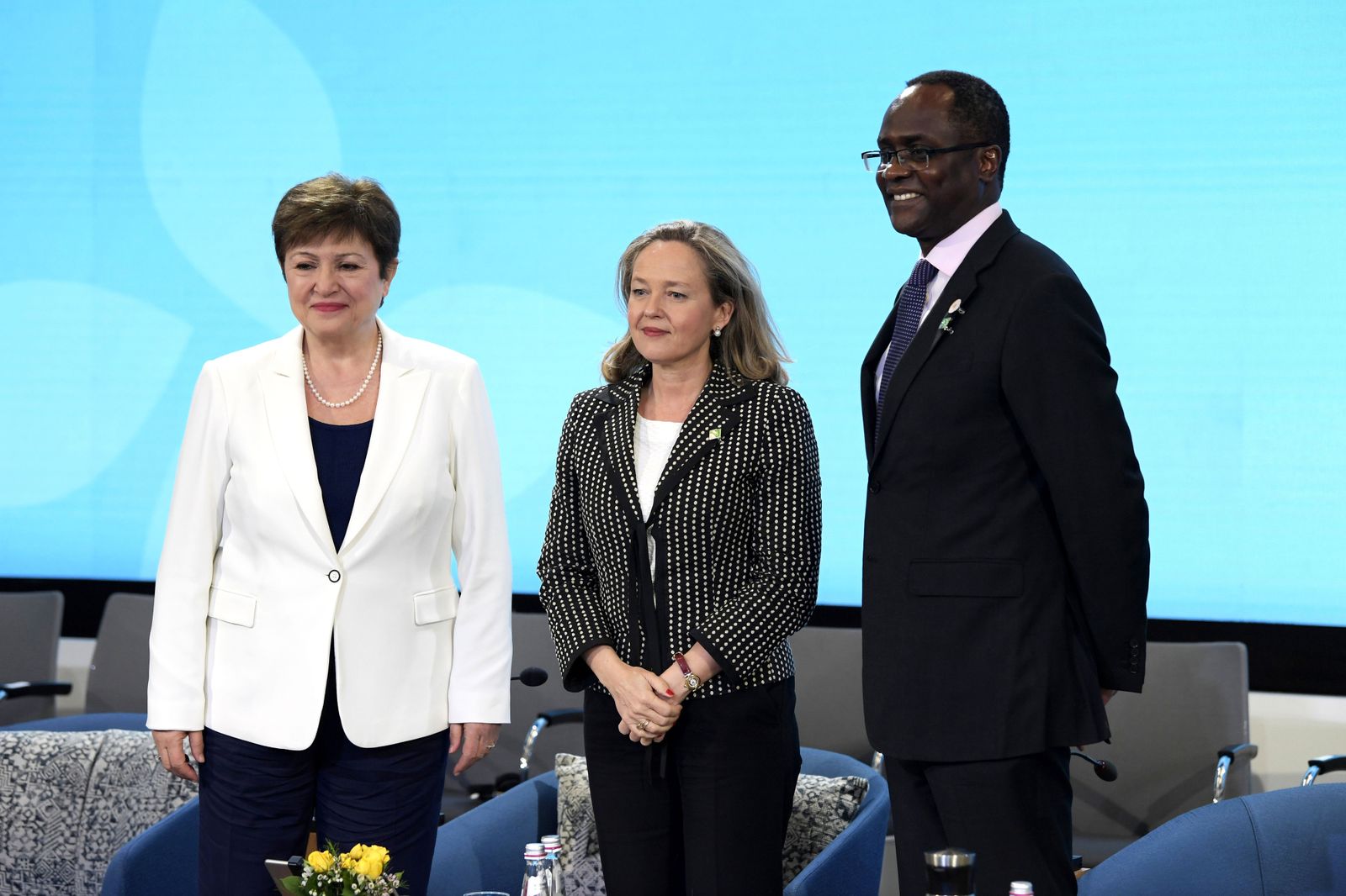 La directora ejecutiva del Fondo Monetario Internacional (FMI), Kristalina Georgieva, la vicepresidenta primera del Gobierno español y ministra de Asuntos Económicos y Transformación Digital, Nadia Calviño, y el secretario y director de Secretaría del Fondo, Ceda Ogada, el jueves en Washington