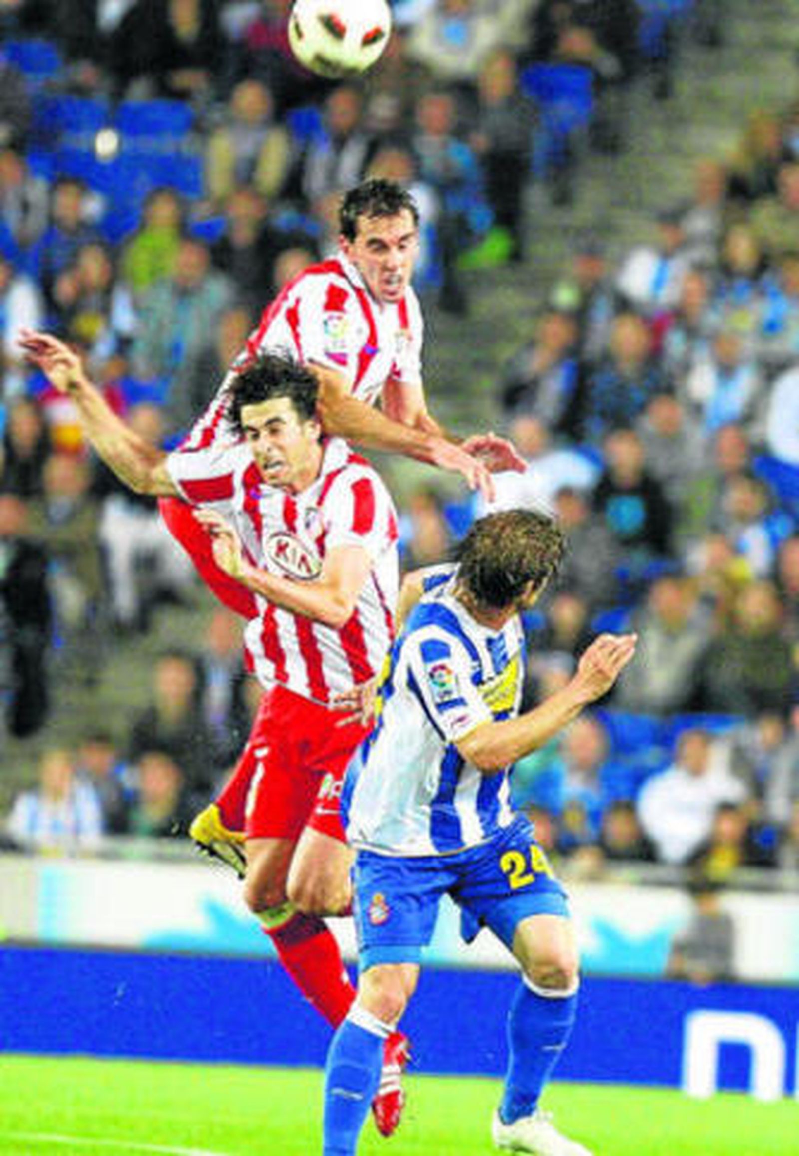 Iván Alonso disputa el balón con Godín y Tiago.