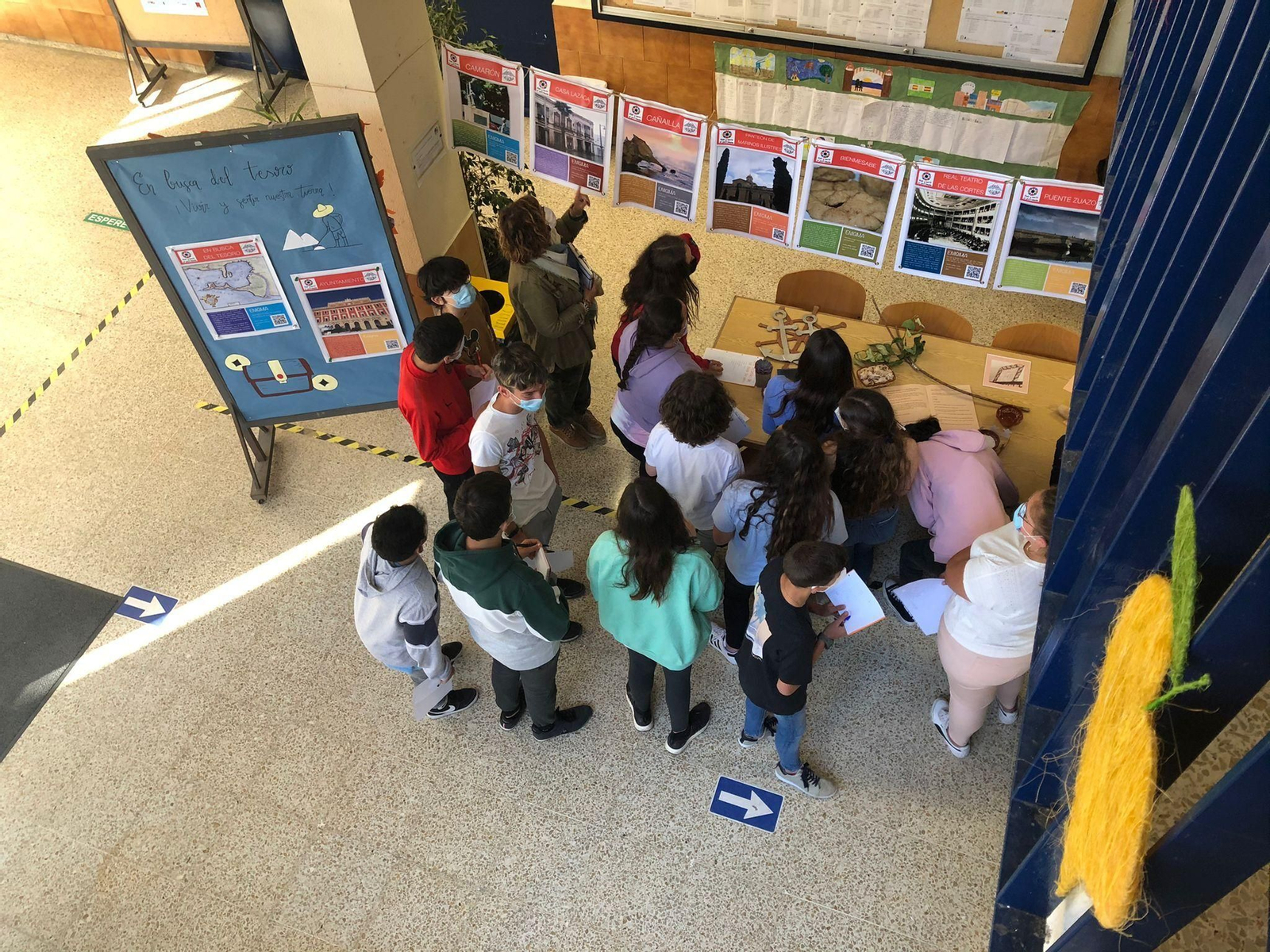 Alumnos del IES Las Salinas, en la exposición sobre patrimonio local.