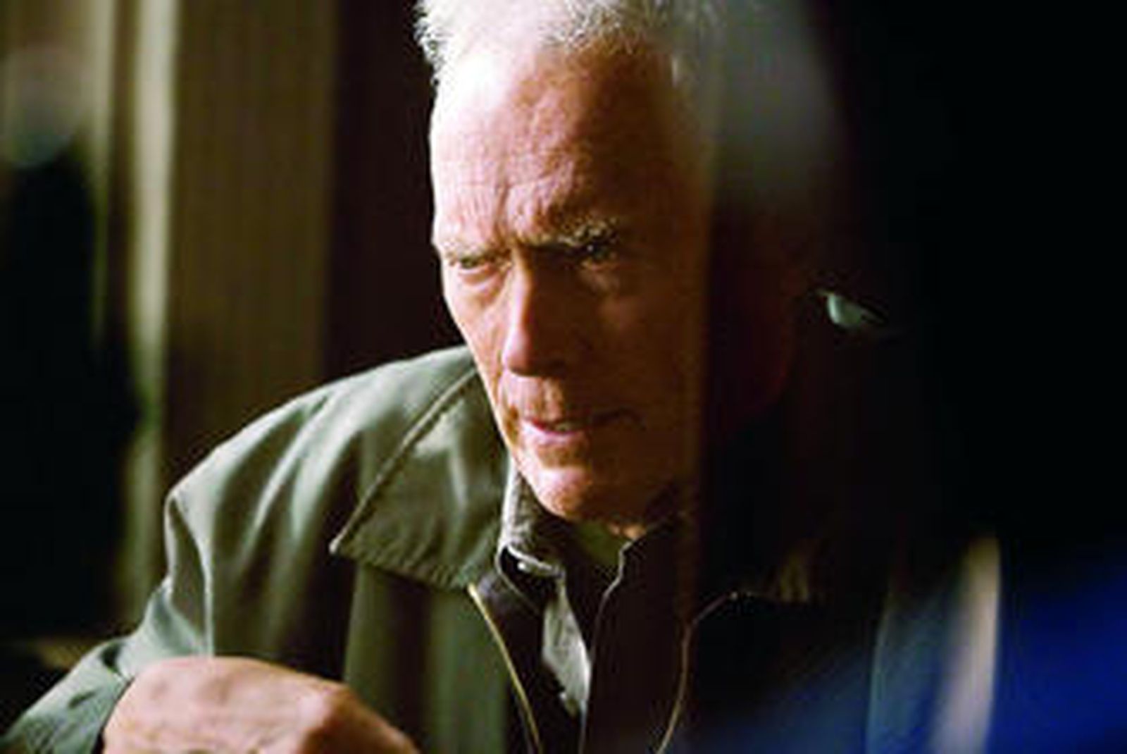 Clint Eastwood interpreta a un veterano de la guerra de Corea en una de las olvidadas de los Oscar, 'Gran Torino'.