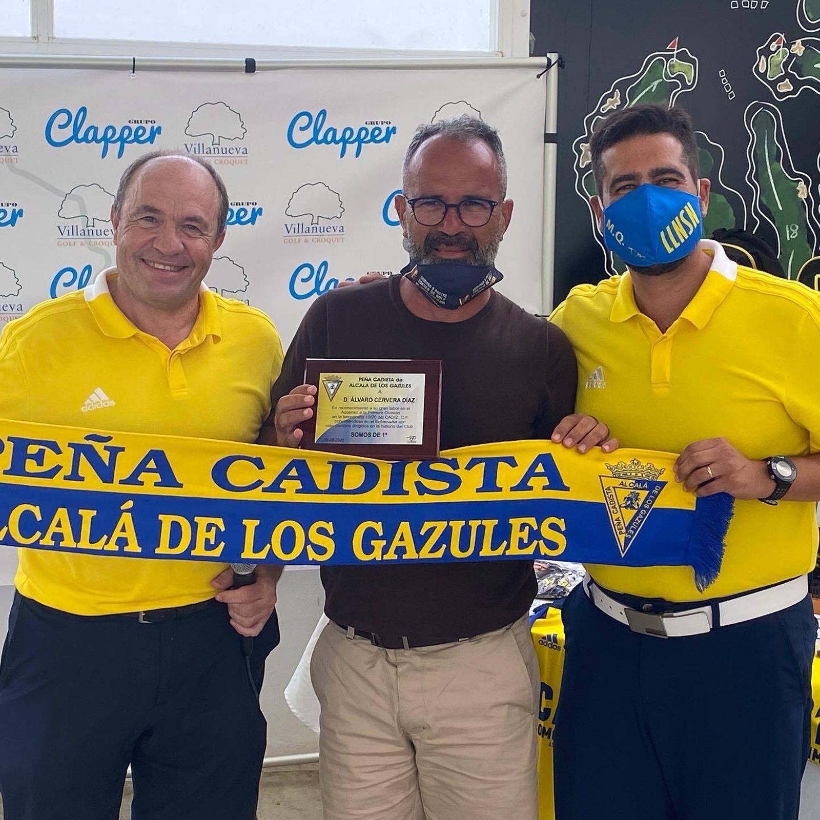 Álvaro Cervera recibe una placa de representantes de la peña cadista de Alcalá de los Gazules.