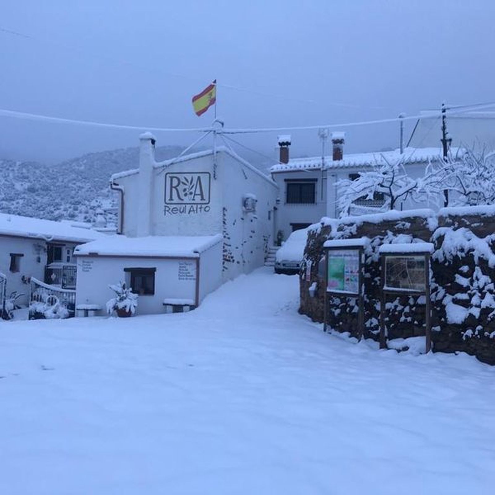 En Laroya la nieve provocó el corte de varias carreteras.