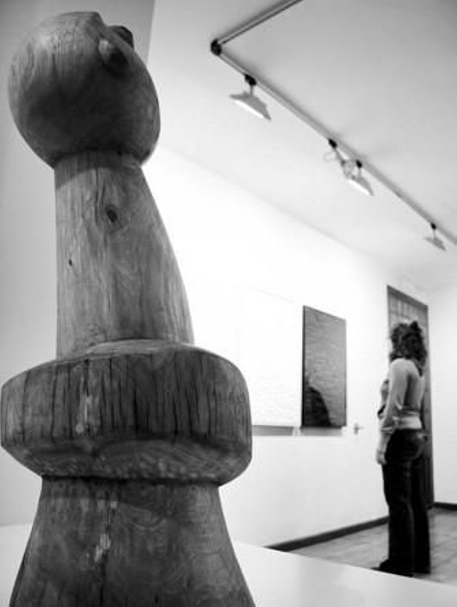 Una mujer se detiene ante una de las obras expuestas.