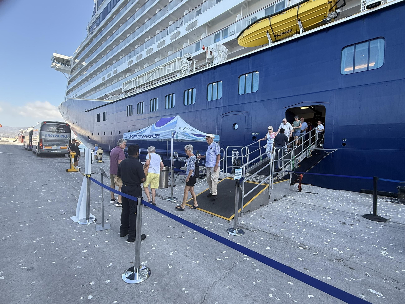Cruceristas descienden del buque