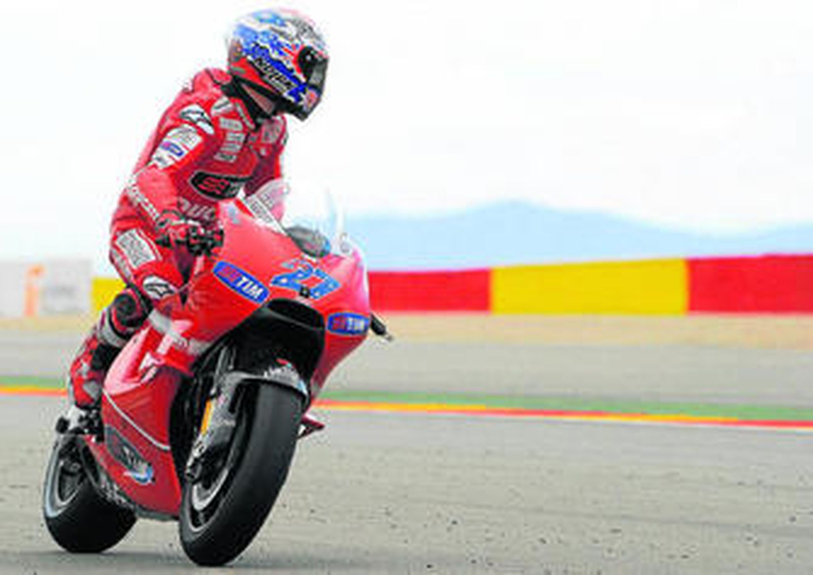 El australiano Casey Stoner mira atrás durante los entrenamientos oficiales de ayer en el Gran Premio de Aragón.