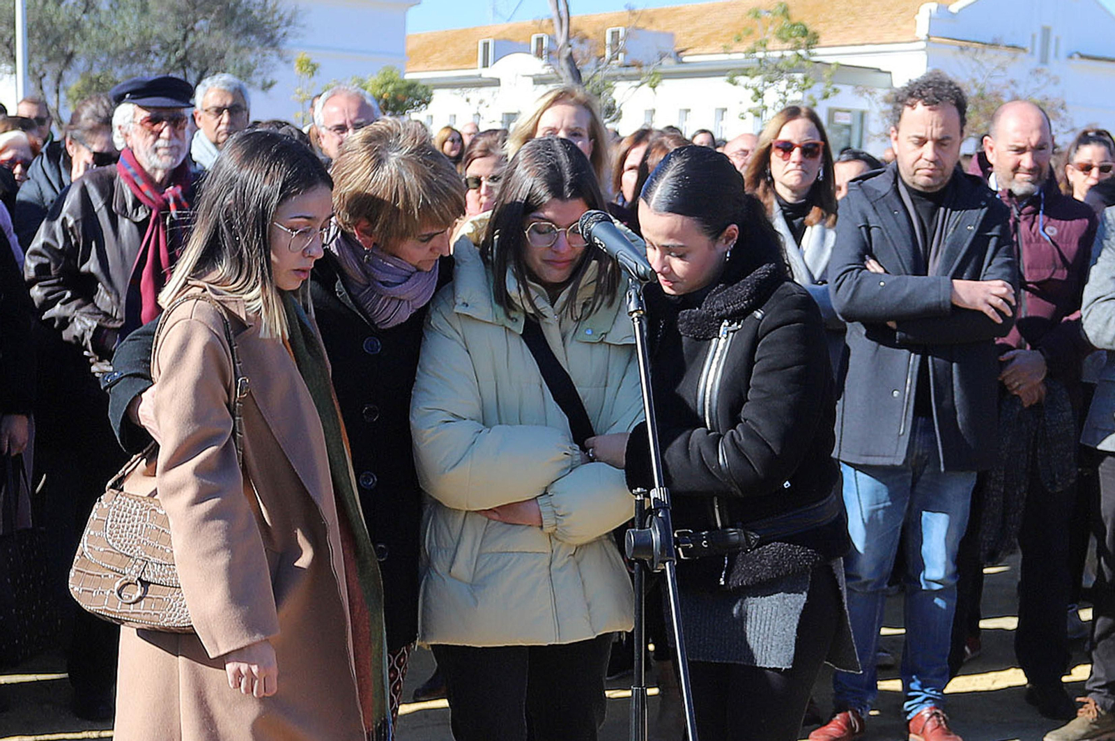 Imágenes del minuto de silencio guardado en la Universidad de Huelva en memoria de los estudiantes fallecidos en el incendio