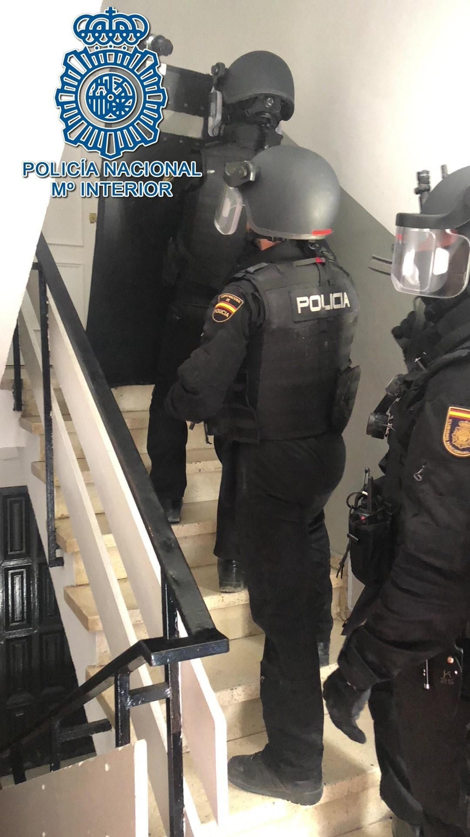 Los GOES, en la entrada de la casa.