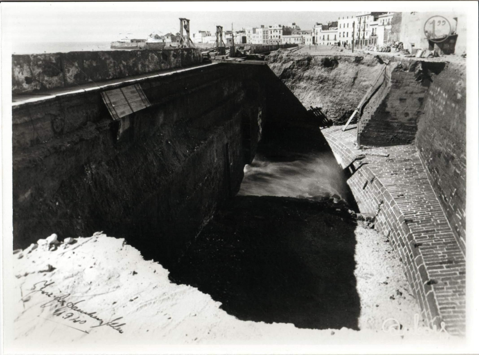 El destrozo de las murallas de Cádiz en imágenes que son historia