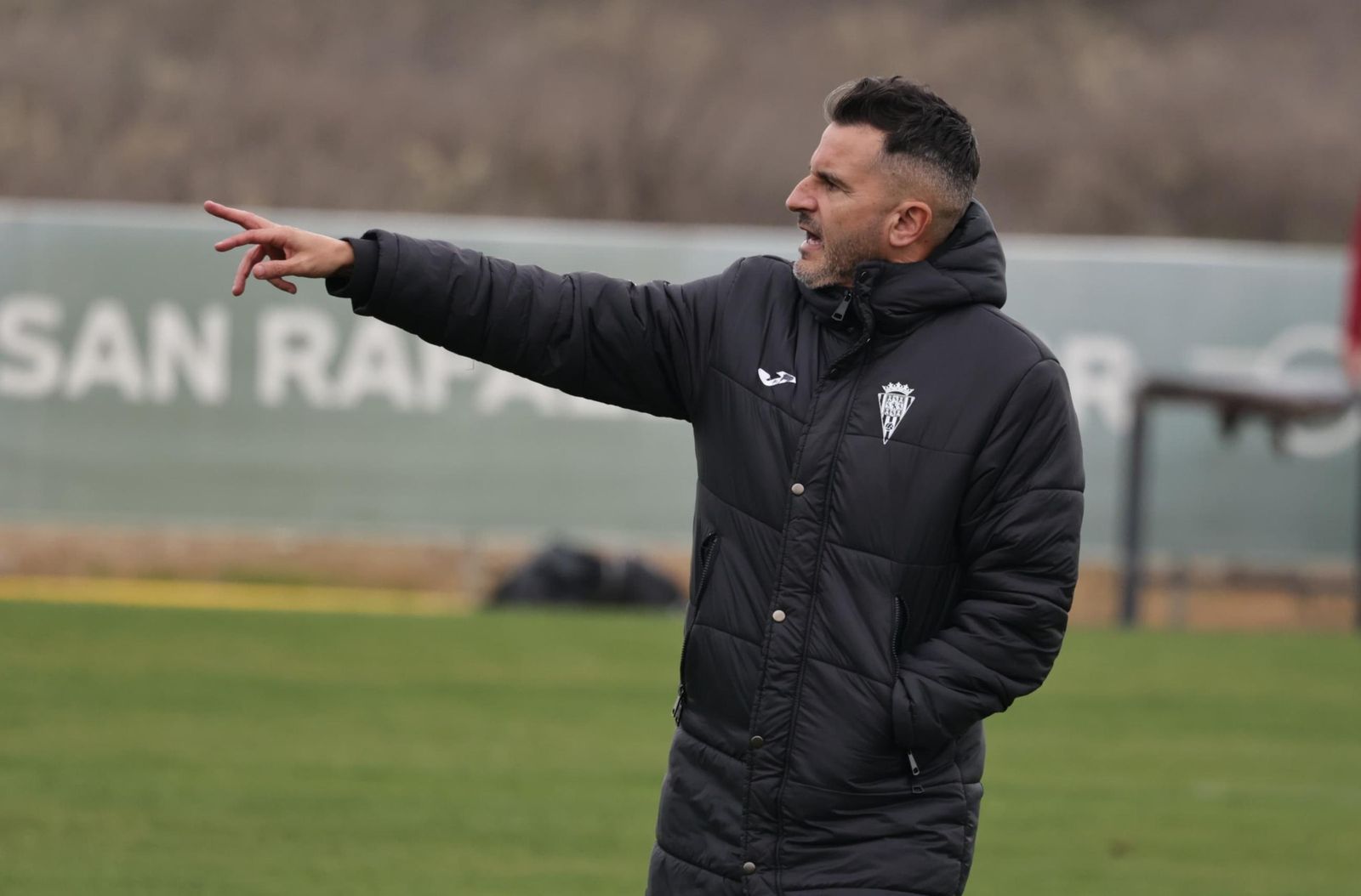 Iván Ania da órdenes durante un entrenamiento en la Ciudad Deportiva.