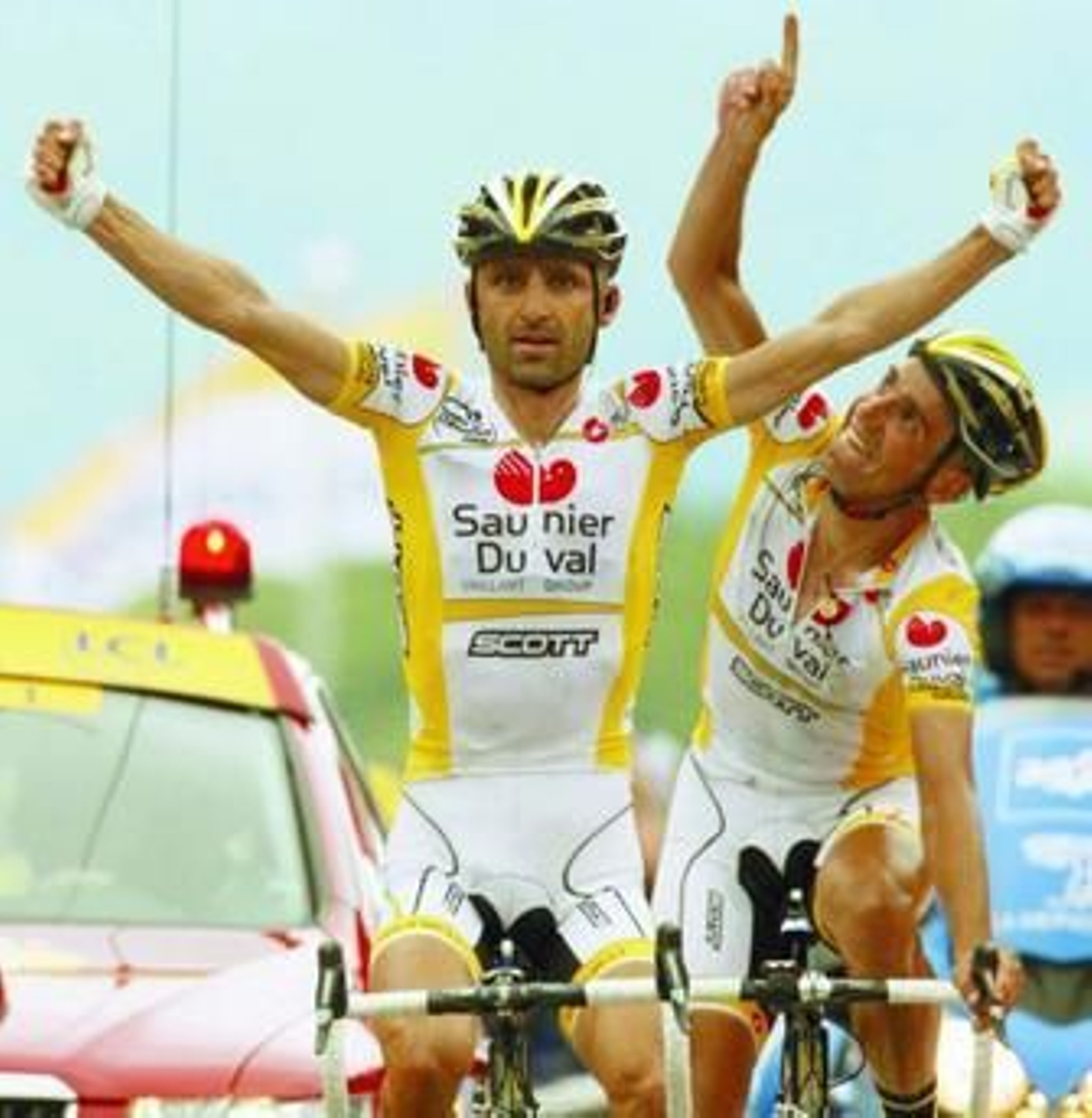 El italiano Leonardo Piepoli alza los brazos en la meta en Hautacam.