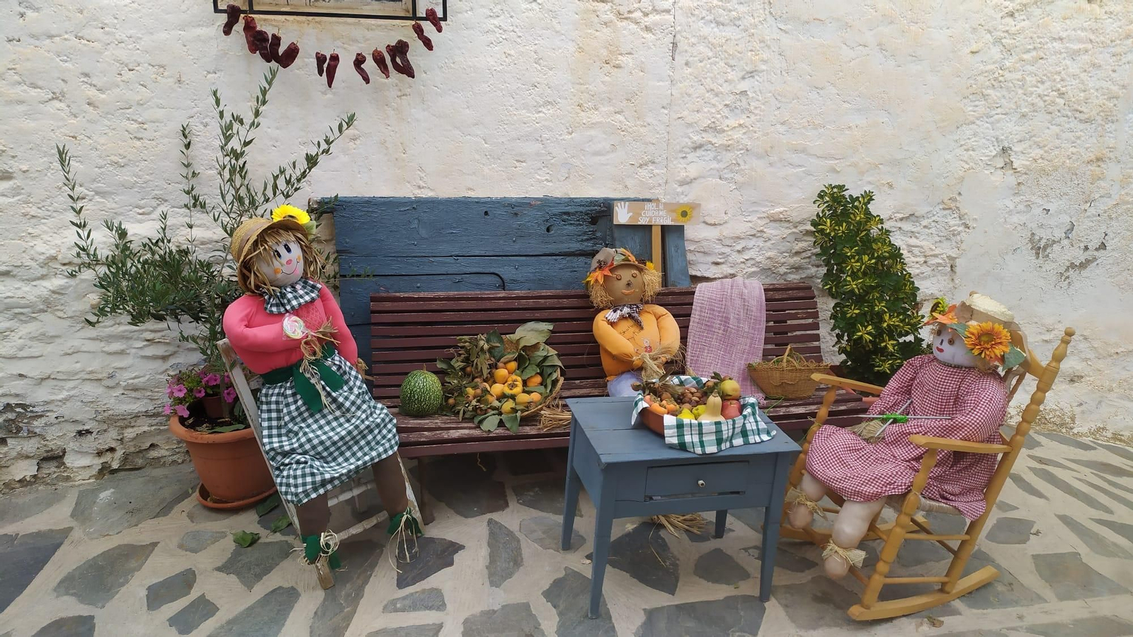 Los 40 vecinos de paja, trapo y cartón de Bacares, en fotos