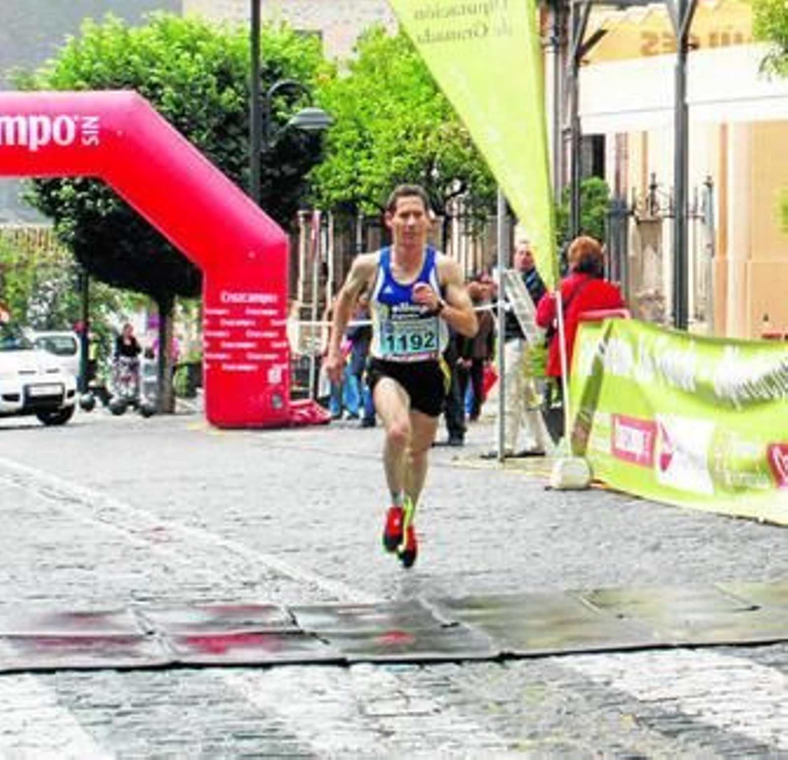 El ganador de la prueba José Manuel Fernández Rodríguez entra en la meta del Ciudad de Órgiva.