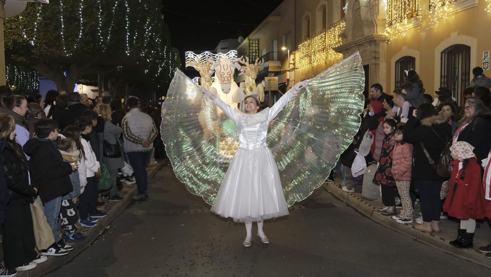 Imágenes de la cabalgata de Huércal de Almería: miles de personas reciben a los Reyes Magos