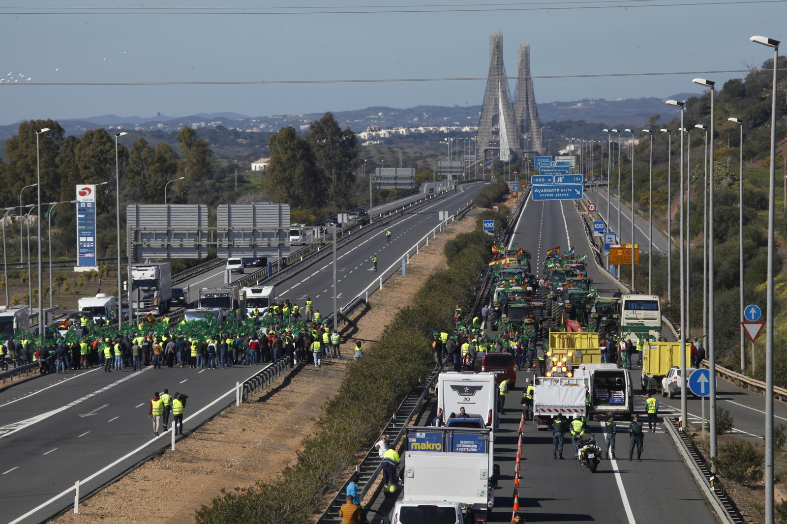 Imágenes de la manifestación de agricultores en el Puente Internacional del Guadiana