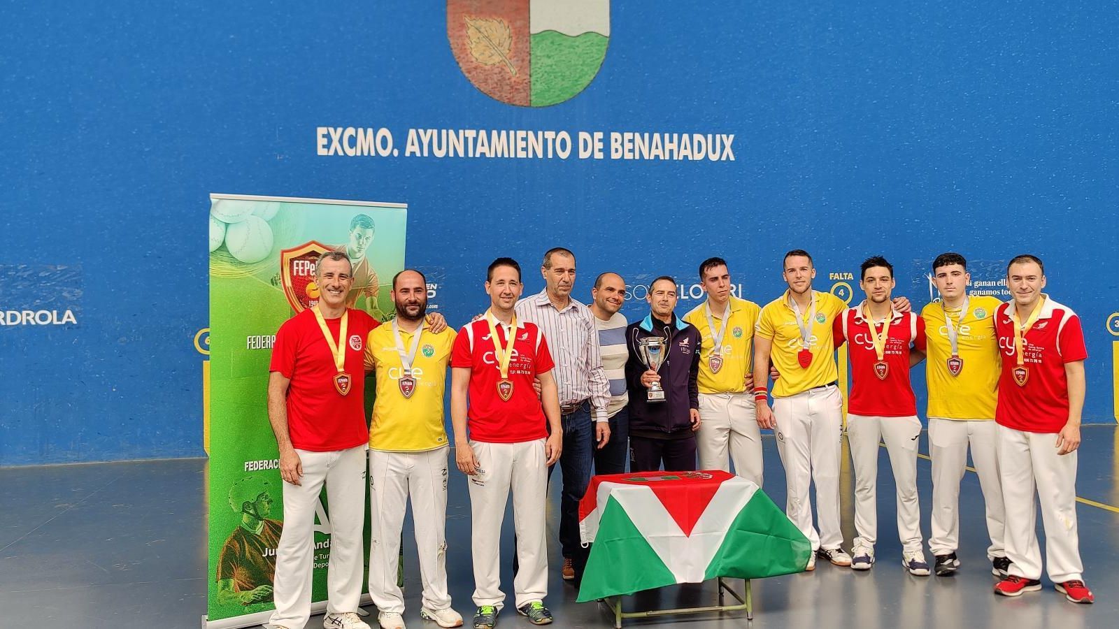 Ambos equipos posan a la conclusión de la entrega de medallas.