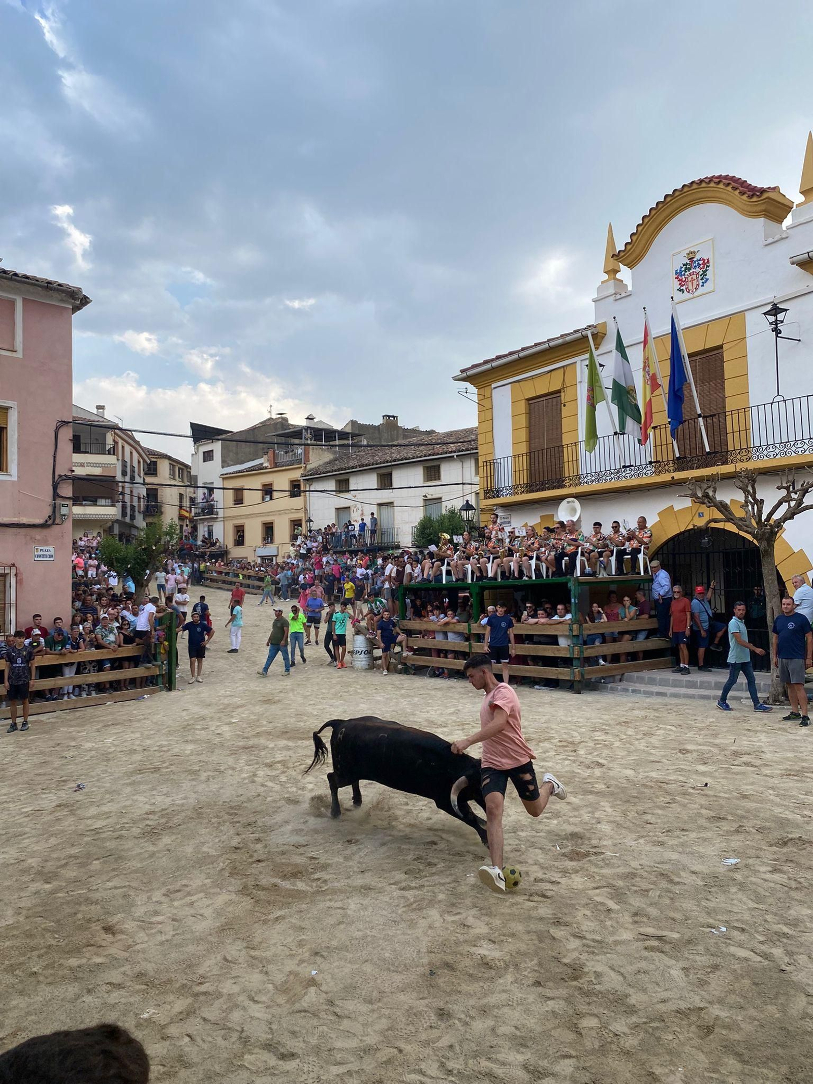 Saltos y fintas de vértigo en los encierros de Santiago de la Espada, en imágenes