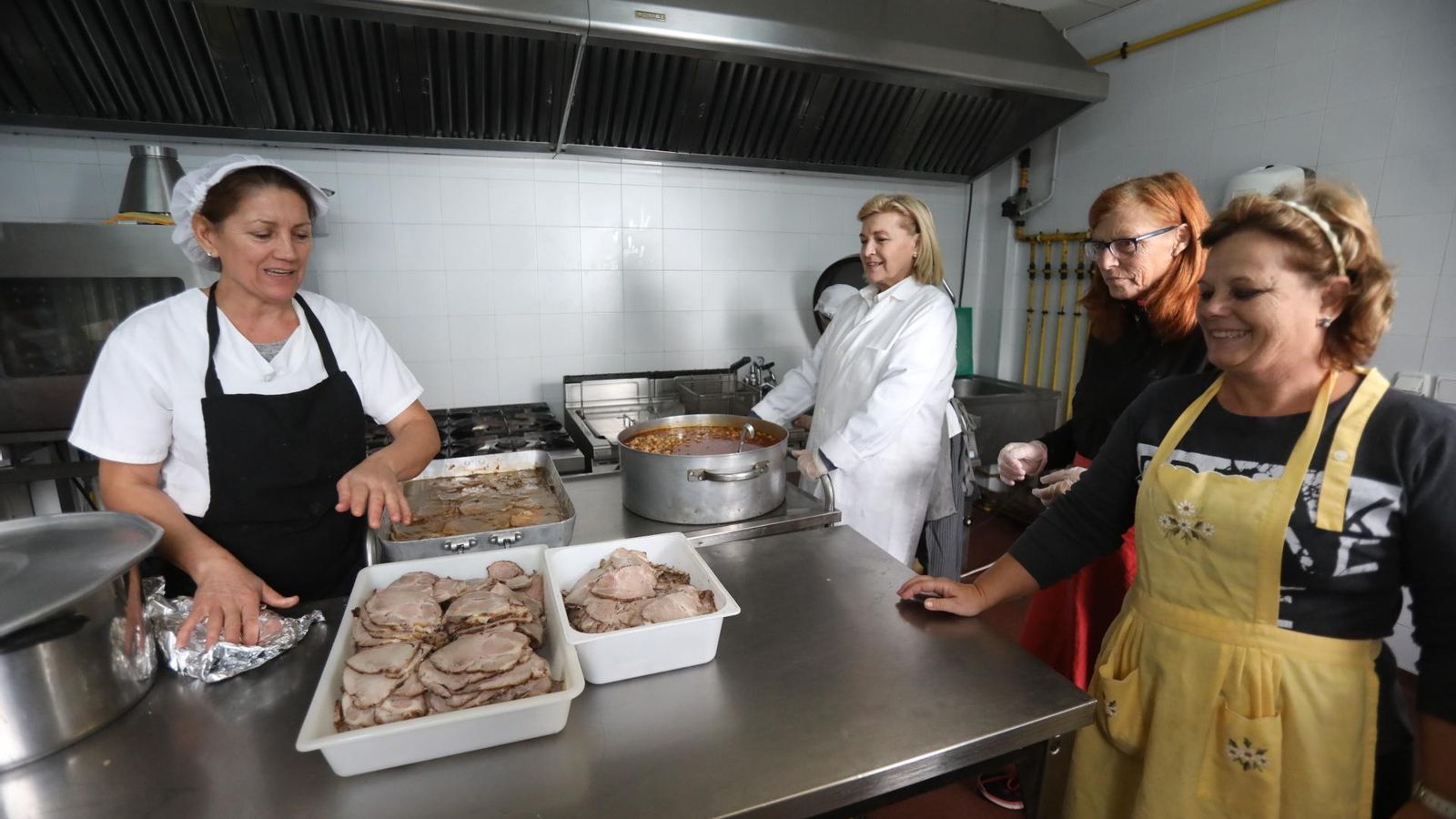 Las cocineras y voluntarias del comedor de El Pan Nuestro, ayer en la cocina.