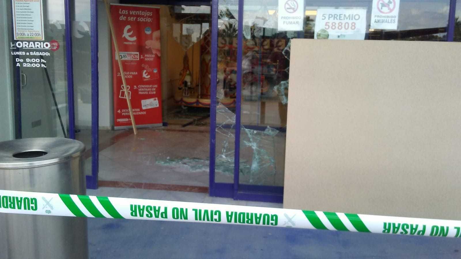 Alunizaje en Eroski para robar en una tienda de móvil