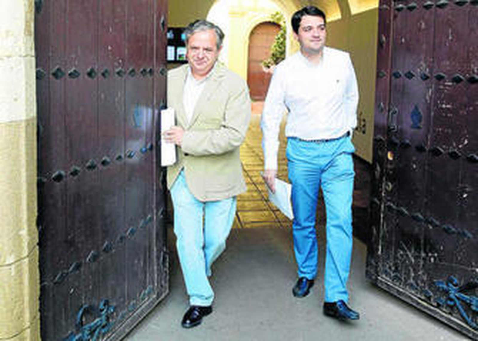 Salvador Fuentes y José María Bellido, a las puertas de la Filmoteca.