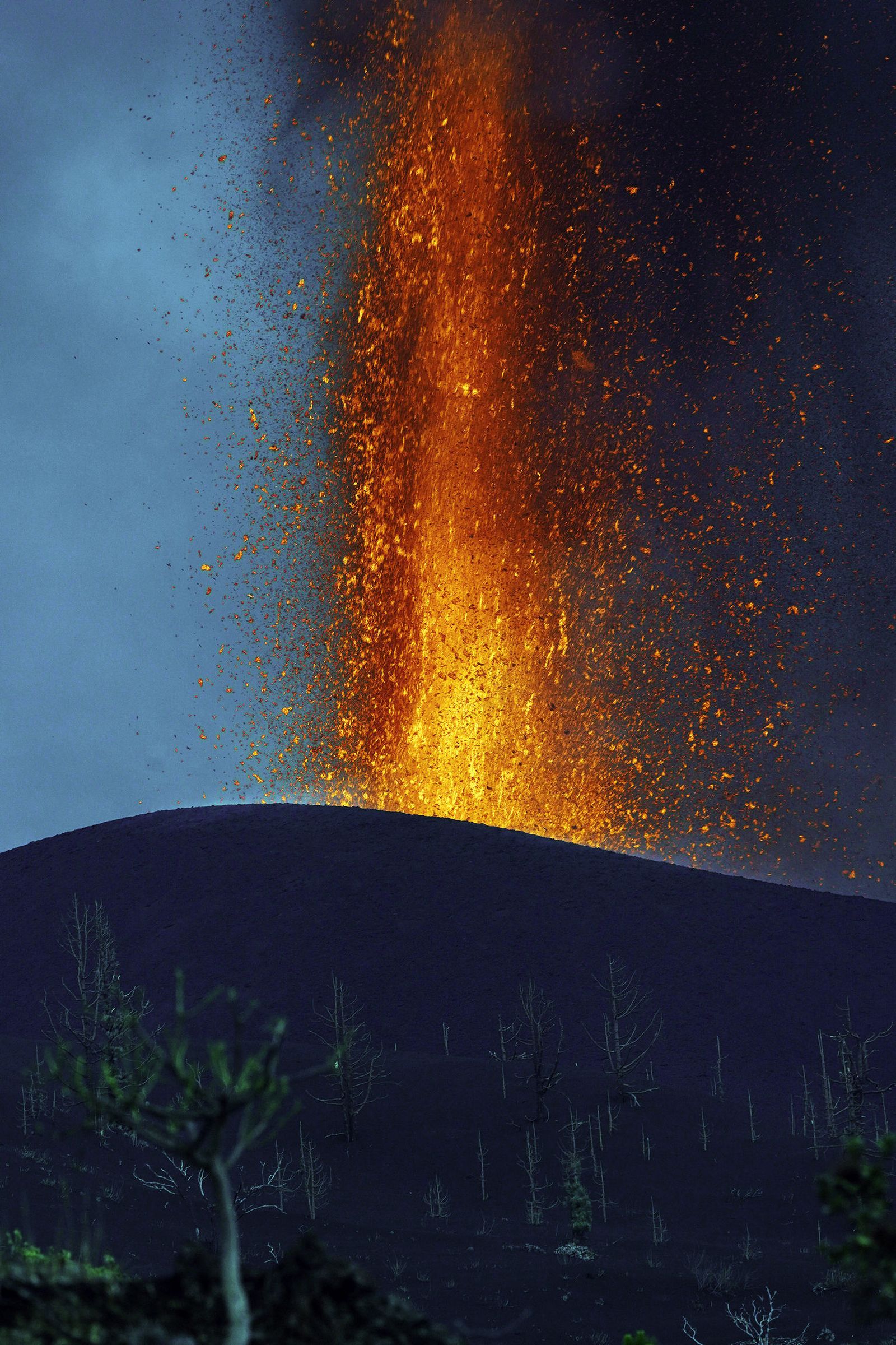 La Palma mira resignada un día más los estragos del volcán
