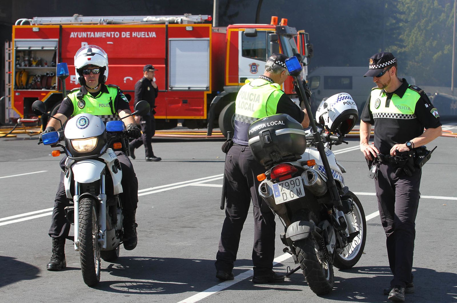 Imágenes del incendio de un bazar en la avenida de Santa Marta.
